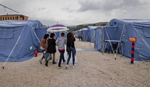 Redazione di Operai Contro, i lettori di pizzinni della carta stampata e delle TV ci hanno raccontato solo balle. Renzi prometteva “CASA ITALIA” due parole senza alcun senso. Servivano solo al gangster Renzi per farsi bello. Nelle tendopoli di Arquata del Tronto, Acquasanta Terme e Montegallo,  piove in modo persistente, nella fretta di  costruire le tendopoli per le riprese televisive, forse non hanno PREVISTO le conseguenze della pioggia. Il capo del Dipartimento della Protezione Civile Fabrizio Curcio afferma: “Stiamo spingendo la gente ad abbandonare le tende”. Dopo la deportazione degli emigranti lo specialista Alfano forse sarà incaricato di deportare […]