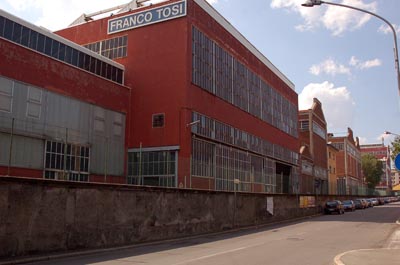 Caro Operai Contro, casi analoghi se ne son visti tanti. Con il gioco delle parti assegnato dalla Costituzione più bella del mondo, gli operai vengono sbattuti in strada, le fabbriche spazzate via per fare spazio alla politica del mattone detta anche speculazione edilizia. Le sanguisughe dei partiti al servizio dei padroni sono presenti ovunque, spesso con buoni alleati nelle cariche istituzionali. Alla Franco Tosi storica fabbrica di Legnano, Andrea Lolli, commissario nominato dal tribunale di Milano per reggere le sorti della vecchia Franco Tosi meccanica in amministrazione straordinaria, senza troppi giri di parole ha messo nero su bianco che […]