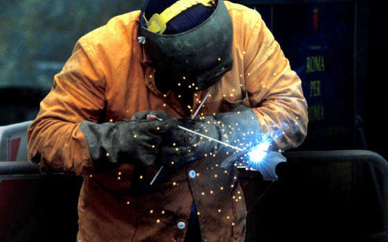 redazione di Operai Contro, vi invio la notizia da rassegna.it La multinazionale inglese Vesuvius annuncia la decisione di chiudere gli stabilimenti italiani, 200 posti di lavoro sono a rischio. Lo riferiscono i sindacati di categoria, in una nota. Il leader mondiale nella produzione e commercializzazione di materiali per l’industria siderurgica, nel corso dell’incontro odierno al ministero dello Sviluppo economico con i rappresentanti di Filctem Cgil, Femca Cisl, Uiltec Uil e delle Rsu degli stabilimenti italiani, ha comunicato la scelta di chiudere entro il prossimo 31 dicembre 2016 gli stabilimenti di Assemini (Cagliari) e Avezzano (L’Aquila) con il licenziamento di tutti i lavoratori: […]