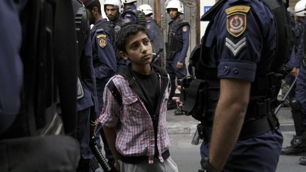 Redazione di Operai Contro, poiché si tratta di frutti della matura democrazia, le immagini non vengono trasmessi in tivù, mica sono crimini terroristi da mostrare e condannare con sdegno! Invio questo articolo che mette in luce il ruolo del Regno Unito nel finanziare la scuola per la formazione di torturatori per il Bahrein, (lo Stato del Medio Oriente sull’arcipelago tra l’Arabia Saudita e il Qatar). L’unione Europea invece finanza la formazione di “istruttori” per l’Egitto, in grado di dare consigli ai giudici della Corte di cassazione  del Cairo. Tutto ovviamente come detto sopra, in nome della matura democrazia. Saluti […]