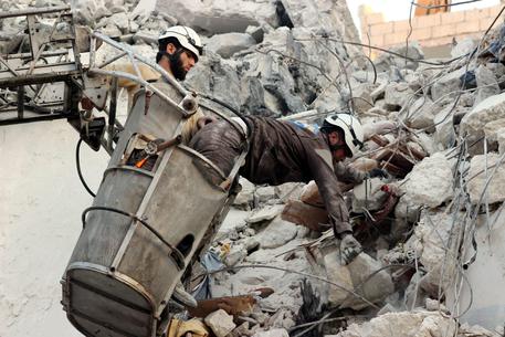 Redazione di operai Contro, le stragi in Siria continuano, con il silenzio dei così detti democratici del mondo intero. La guerra in Siria evidenzia che non si può più parlare di umanità. La difesa dei bambini e dei civili non vale più. I crociati USA e i crociati Russi possono compiere i più terribili crimini di guerra. USA e Russi sanno che nessun tribunale li potrà giudicare Operai, i crimini e le stragi dei padroni sono peggiori delle stragi durante la guerra. Operai, se nella lotta contro i padroni verremo sconfitti, nessun tribunale xcondannerà mai nessun padrone. Operai siamo […]