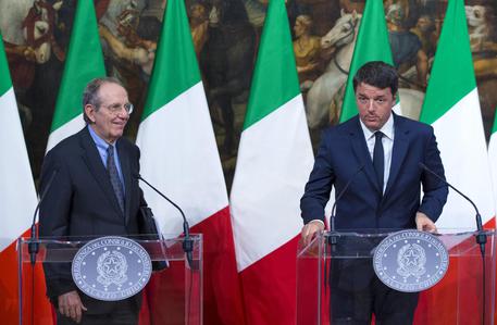 Redazione di operai Contro, Il premier Renzi ha un’arma collaudata in vista del voto per il referendum costituzionale. Promette i Bonus se votano SI La promessa di Bonus -Bonus nascita da 800 euro una tantum – Bonus nido da 1000 euro una tantum – Per i pensionati (al di sotto dei 1000 euro al mese)  forse  una quattodicesima di circa 500 euro l’anno – Bonus per gli operai: Riduzione dei periodi di CIG, facilità dei padroni per i licenziamenti economici, salari miserabili – Bonus per i padroni: Contributi per il Jobs act. Bonus IRPEF dal 2014, abbattimento dell’IRAP sul […]