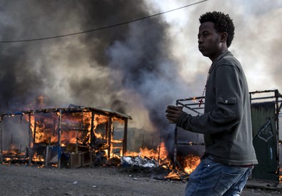 Redazione di operai contro, la polizia di Hollande ha deportato 4000 emigranti e dichiara chiusa la deportazione. Nella “giunla” c’erano 11 mila emigranti. Dove sono finiti gli altri 7 mila? La “Giungla” ora è in fiamme, ma dentro ci sono altri 7 mila emigranti Un amico
