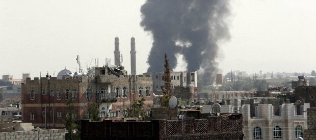 Redazione di Operai Contro, In Yemen l’arabia Saudita ammazza civili utilizzando le bombe che gli hanno venduto i padroni italiani. Ma le bombe dell’Arabia Saudita non bastano, intervengono i bombqardamenti navali USA. Tre postazioni radar controllate dagli Houthi, ribelli yemeniti sciiti, sostenuti dall’Iran e dalla Russia, sono state colpite nella notte da tre missili Tomahawk lanciati da un cacciatorpediniere americano, stanziato a largo delle coste yemenite. “Gli obiettivi degli attacchi sono stati i radar che hanno partecipato al recente lancio di missili che ha minacciato il nostro cacciatorpediniere USS Mason”, ha detto il Pentagono. “Gli Stati Uniti – continua […]