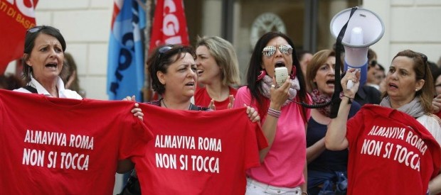 Redazione di Operai contro, i risultati dei tavoli che i sindacalisti chiedono sempre a gran voce, sono i licenziamenti. A maggio i sindacalisti ci comunicavano che grazie ai tavoli avevano scongiurato 3 mila licenziamenti. Ci costringevano ad accettare cig e solidarietà. Erano tutte cazzate Almaviva Contact ha annunciato “l’apertura di una procedura di riduzione del personale, all’interno di un nuovo piano di riorganizzazione aziendale” che prevede “la chiusura dei siti produttivi di Roma e di Napoli ed una riduzione di personale pari a 2.511 persone riferite alle sedi di Roma (1.666 persone) e Napoli (845 persone)”. I tavoli servono solo a […]