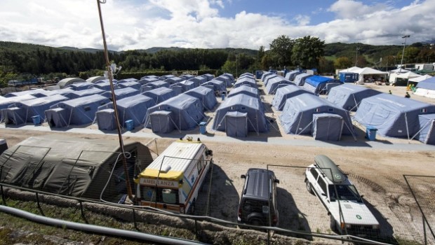 Redazione di Operai Contro, il dopo-terremoto 2016 ha già imboccato la strada lastricata d’oro (per pochi imprenditori) che aveva guidato l’emergenza a L’Aquila nel 2009: cioè la via dello spreco, già pesantemente sanzionata dalla Commissione di controllo del Parlamento europeo sui bilanci Ue e dalla Corte dei conti europea (Special report 24/2012), dopo che l’Unione ci aveva rimesso svariate centinaia di milioni. Perché, come vedremo, ciascuna casetta di legno che costruiranno ad Amatrice, Accumoli e Arquata del Tronto la pagheremo perfino più di quanto in Abruzzo ci era costata la Protezione civile di Guido Bertolaso, dalla repubblica un aquilano […]