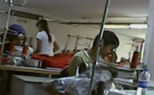 Redazione di Operai Contro,. In tutto il mondo è diffuso il sistema del caporalato dei padroni. Vi invio un pezzo di Rainews sulla turchia affettuosamente Ragazzini siriani rifugiati lavorano in alcune fabbriche turche di manifattura tessile per la produzione di abiti che poi finiscono sul mercato britannico. ​E’ quanto rivela l’inchiesta condotta dalla trasmissione “Panorama” della Bbc. In particolare il lavoro minorile è stato scovato in aziende che producono per Marks and Spencer, Asos, Zara e Mango. “Panorama” ha trovato 7 ragazzini siriani rifugiati in una delle più grosse fabbriche in Turchia del marchio britannico Marks and Spencer. I […]