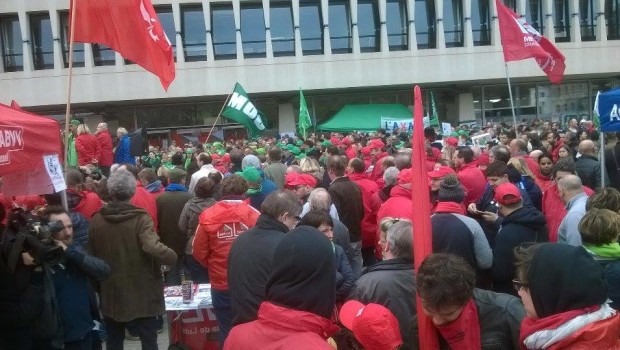 da Clash City Worrkers In #Belgio si continua a lottare contro la “Loi Peters”, il #JobsAct in salsa belga che il governo vuole imporre sulle spalle dei lavoratori. Oggi, malgrado le centrali sindacali abbiano revocato lo sciopero, alcune federazioni hanno detto NO e hanno mantenuto la loro giornata di lotta: metalmeccanici, tessili, lavoratori dei servizi, dei trasporti, dell’alimentazione e del commercio, impiegati pubblici stanno picchettando i posti di lavoro e manifestando nelle strade. Nelle strade c’è ad esempio la rabbia dei lavoratori della #IngDirect, gruppo bancario che vuole licenziare ben 1700 dipendenti sui 9000 che ha in Belgio, tagliando […]