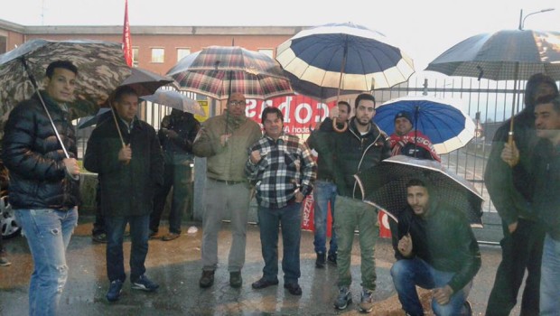 da face di M.A. Secondo giorno di sciopero oggi al salumificio Bellentani di Modena per i 70 lavoratoratori iscritti al Sicobas solidali con un loro collega licenziato con pretesto ed in modo illegittimo il quarto nel giro di pochi mesi ,iscritto al sindacato. Altri sono anche però i motivi della protesta : – ricatto del permesso di soggiorno – buste paga irregolari,mancanza di strumentazioni idonee alla movimentazione dei carichi,violazione delle norme della sicurezza sul lavoro – Vessazioni continue da parte dei dirigenti della cooperativa Nuova Fantasia e Bellentani Lo sciopero andrà avanti ad oltranza fino alla vittoria!