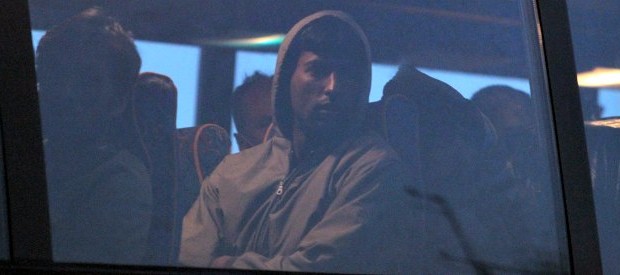 Redazione di Operai Contro,  In Italia ritorna l’aparteheid: sui bus usati dagli studenti per andare a scuola non potranno salire i migranti. Lo ha deciso il sindaco di Calizzano ( 1600 abitanti e 40 profughi), Pierangelo Olivieri, avvocato che guida una lista civica. Sono 40 i migranti destinati dalla prefettura a Calizzano che saranno invitati a non salire su quei mezzi. La decisione dopo che nei giorni scorsi tra i migranti ci sono state risse nell’albergo che li ospita e screzi con i residenti.L’autobus dei neri è partito alle 6,15. Quello dei bianchi un quarto d’ora dopo. si ritorna […]