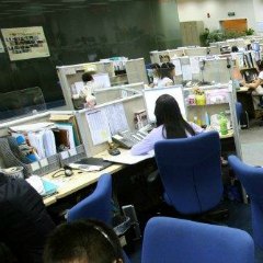 Redazione di Operai Contro, Lavoravano in nero per 2,50 euro l’ora in un call center che “sembrava un garage”. I titolari del call center, avevano una commessa con Telecom Italia, retribuivano i lavoratori con 2,50 euro per ogni ora.  I sindacalisti della Silc-cgil fanno gli scandalizzati. Che cazzo si scandalizzano sono loro che fanno i contratti, e sanno bene che il 90% dei call canter funziona così Un lavoratore dei call-center