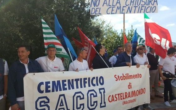 Redazione di operai contro, la Cementir ha aperto tre procedure di licenziamento collettivo per 260 lavoratori. I sindacalisti fanno la voce grossa, ma si preparano a correre in aiuto dei padroni dell’azienda chiedendo la cassa integrazione. Questi i risultati dei tavoli richiesti dai sindacalisti. Basta finiamola con i tavoli. E’ ora di passare allo sciopero Un operaio Cementir  