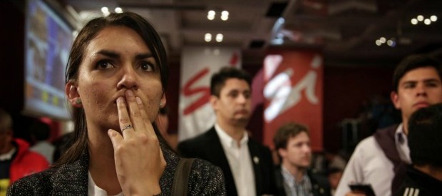 PUBBLICHIAMO QUESTO ARTICOLO PER IL DIBATTITO Colombia, perché gli elettori hanno detto no alla pace   “La nostra lunga notte di dolore e di violenza è finita” aveva annunciato il presidente Juan Manuel Santos lo scorso 26 di settembre di fronte ai dignitari del mondo intero convenuti a Cartagena per assistere alla cerimonia della firma del trattato di pace tra il governo colombiano e le Farc (Fuerzas Armadas Revolucionarias Colombianas). Ed il mondo intero aveva applaudito. Ma Santos si sbagliava. E con lui si sbagliava il mondo intero. Perché ieri, 2 ottobre, la Colombia ha detto “no” alla pace. […]