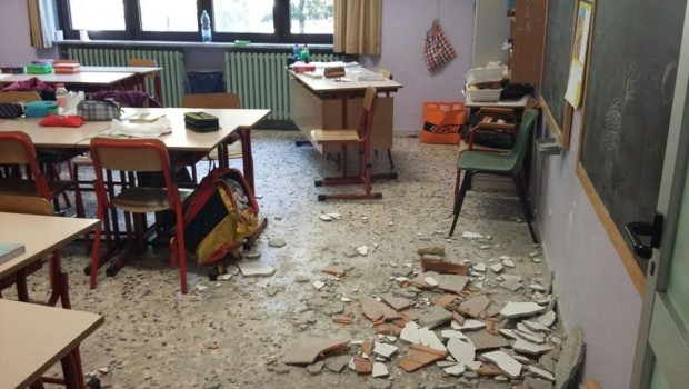 Caro Operai Contro, “ Renzi aspetta tragedie dalla “buona scuola”? Questo si chiedeva un lettore qualche giorno fa, in una corrispondenza in cui denunciava il crollo dei soffitti in tre scuole diverse in pochi giorni. Ieri in una scuola di Nichelino (To), la tragedia si è sfiorata. Ma il colmo è che, sia l’assessore del comune che la preside, assicurano che il soffitto è stato riparato quest’anno (2016), nel periodo giugno/luglio. Quindi sorge il sospetto che la manutenzione della “buona scuola”, funzioni come la ricostruzione dopo i terremoti. “ Fuori dall’istituto si sono radunati decine di genitori allarmati dalle […]