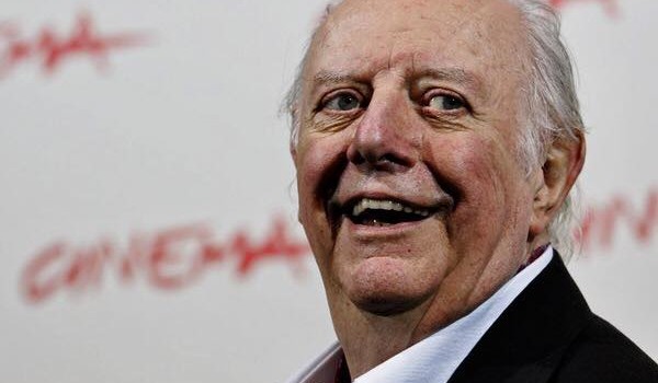 dalla pagina ufficiale di Moni Ovadia   Dario Fo ci ha lasciati ed è come se fosse scesa un’eclisse sul teatro intero. Pochi teatranti come lui hanno incarnato nel loro corpo e nel loro gesto, l’idea stessa di teatro. Ha dato la parola agli ultimi con un maglione nero, i suoi gesti e ha portato alla dignità della scena, gli oppressi, i vessati, i ribelli, sbugiardando il potere, ridicolizzandolo e mostrandone la miseria con l’arte dello sghignazzo e dello sberleffo. Ha portato la Commedia dell’Arte ai suoi massimi vertici espressivi. Lui stesso e il suo teatro erano una sola […]