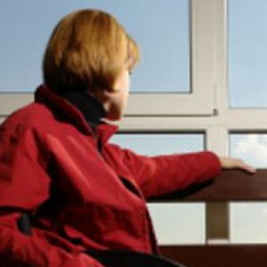 Redazione di Operai Contro, ti chiedo di pubblicare questa lettera dalla Repubblica. I padroni e il governo trattano i disabili come un inutile peso Un disabile CARO direttore, ho deciso di raccontare ciò che mi è successo in modo da poter condividere la mia esperienza. Nel 2002 mi viene diagnosticata la sclerosi multipla. Dopo le terapie sono stata meglio e per anni ho continuato a fare il mio lavoro con impegno e dedizione in un asilo nido della provincia di Torino. La malattia ha convissuto con me, ma non mi ha mai impedito di fare la mia vita tra […]