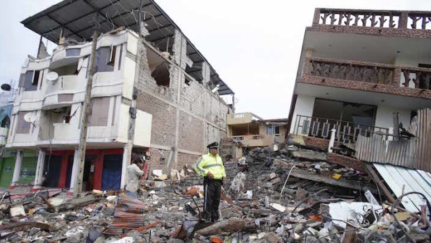 dalla repubblica Alle 18.58 del 16 aprile scorso l’Ecuador è stato squassato da 45 secondi di potentissimo terremoto di magnitudo 7.8 Richter. È il più grave disastro della regione dopo quello di Haiti del 2010. 670 morti, 5000 feriti. 720.000 persone colpite, 250.000 i bambini. Dopo sei mesi il Paese è ancora in stato di emergenza. La stagione delle piogge e la rottura delle condotte idriche hanno alimentato pozze d’acqua stagnante, habitat per le zanzare. Altissimo quindi è il rischio di contagio del virus Zika, così come delle Dengue e del Chikungunya. Tante le ong attive sul territorio. Tra […]