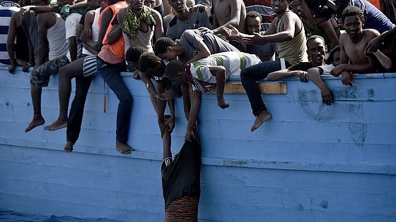 DALLA REPUBBLICA Ci sono almeno 22 morti su un barcone sovraccarico di migranti al largo della Libia. Lo rende noto un fotografo della France Presse a bordo della nave Astral. Il barcone di legno aveva a bordo circa mille persone. Il fotografo Aris Messinis ha individuato per ora nella stiva del barcone 22 corpi: “Sono morti soffocati nella stiva, schiacciati dal peso delle persone stipate nella imbarcazione”.  Un nuovo barcone sovraccarico che si trasforma nell’ennesima bara in questa infinita strage nel Mediterraneo. Solo oggi sono almeno 30 i migranti che hanno perso la vita in diversi naufragi – almeno […]
