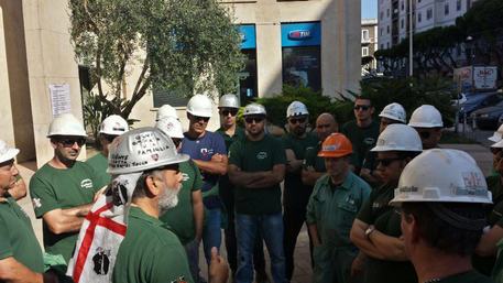 Redazione di Operai Contro, l’altro ieri gli operai dell’Eurallumina, sono scesi in piazza a Cagliari, coerenti con “la mobilitazione permanente” che avevano deciso nell’assemblea generale nella fabbrica di Portovesme. Si tratta della quinta iniziativa di settembre, precisamente nei giorni: 1, 7, 15, 23 e 28. I lavoratori si sono ritrovati in via Roma davanti all’assessorato regionale dell’Ambiente dove lo scorso 15 settembre sono stati depositati i 12 faldoni contenenti le integrazioni al progetto di ripresa produttiva, richieste per arrivare alla Conferenza di servizi definitiva che dovrà esprimersi sul progetto di riavvio. Se non ci saranno le risposte attese, l’assemblea […]