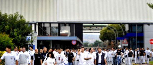 Redazione di Operai Contro, Fim- Cisl riporta come una marcia trionfale la crescita di autoveicoli prodotti dalla FCA, ottenuto con l’aumento dello sfruttamento operaio. “Il dato è particolarmente positivo”, dice Ferdinando Uliano segretario nazionale della Fim Cisl, che parla per bocca di Marchionne. Ora Fim-Cisl ha sottoscritto anche l’aumento dei turni di lavoro, come spiega l’articolo qui sotto. Saluti da un affezionato lettore   Da un articolo di Termolionline. TERMOLI 14 ottobre. L’azienda ha comunicato al comitato esecutivo che da oggi verranno assunti 25 persone con contratto di somministrazione per 6 mesi , di cui 15 andranno a fare […]