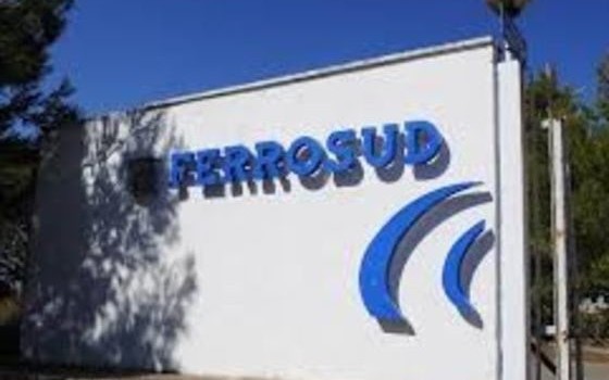 Redazione di Operai Contro, I 100 operai della Ferrosud di Matera scioperano otto ore lunedì 24 ottobre.  La Ferrosud di Matera, è un’ impresa di costruzioni meccaniche del settore ferrotranviario e di ristrutturazione rotabili nata nel 1963 grazie a un intervento per lo sviluppo industriale del Mezzogiorno (con sede nell’area industriale Jesce). Si parla di licenziamenti. Al solito i sindacalisti vogliono il tavolo. Anzi ci fanno scioperare per il tavolo Un operaio Ferrosud