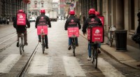 di Roberto Maggioni lunedì 10 ottobre 2016 ore 17:03 Hanno solidarizzato con la protesta dei rider e Foodora le ha lasciate a casa. Licenziate? Non proprio. “Ci è stato bloccato l’accesso all’app dei turni e siamo state cancellate dal gruppo WhatsApp”, ovvero i mezzi per poter lavorare con l’azienda tedesca. La denuncia arriva da Ambra e Ilaria, che da venerdì scorso non possono più lavorare con Foodora. In attesa che il loro contratto di collaborazione scada, il 30 novembre prossimo, sono parcheggiate a casa. “La nostra colpa”, racconta Ilaria in questa intervista a Radio Popolare, “è aver partecipato alle riunioni in cui i […]