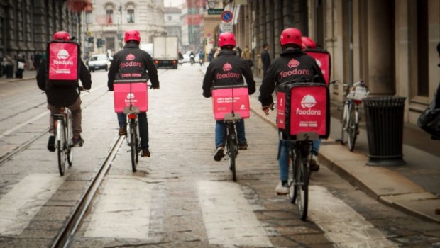 di Roberto Maggioni lunedì 10 ottobre 2016 ore 17:03 Hanno solidarizzato con la protesta dei rider e Foodora le ha lasciate a casa. Licenziate? Non proprio. “Ci è stato bloccato l’accesso all’app dei turni e siamo state cancellate dal gruppo WhatsApp”, ovvero i mezzi per poter lavorare con l’azienda tedesca. La denuncia arriva da Ambra e Ilaria, che da venerdì scorso non possono più lavorare con Foodora. In attesa che il loro contratto di collaborazione scada, il 30 novembre prossimo, sono parcheggiate a casa. “La nostra colpa”, racconta Ilaria in questa intervista a Radio Popolare, “è aver partecipato alle riunioni in cui i […]