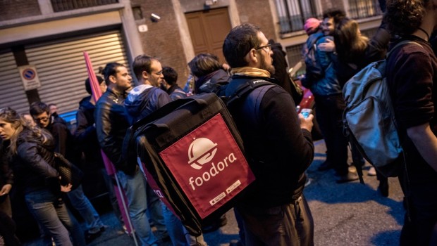 da internazionale.it opinioni per il dibattito Il prezzo delle consegne a domicilio lo pagano i fattorini Marta Fana, ricercatrice Lo sciopero dei fattorini della Foodora, società che gestisce ordini e consegne di pasti a domicilio, ha mostrato all’Italia il risvolto amaro dietro la comodità del consumo on demand. L’azienda ha recentemente deciso, unilateralmente, di eliminare per i nuovi assunti la remunerazione fissa basata sul numero di ore lavorate e mantenere solo la parte variabile, legata alle consegne: 2,7 euro ciascuna. I nuovi lavoratori sono quindi pagati a cottimo in base a un contratto di collaborazione, di quelli in cui […]
