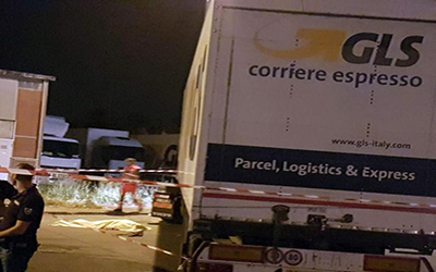 Redazione Operai Contro, Stanchi di essere presi in giro da chi deve pagare stipendi e non li paga e stanchi di false promesse di pagare stipendi regolari, gli operai compatti e decisi a fare sul serio hanno bloccatto completamente tutte le attività del grande polo logistico della Gls. Così il centro logistico Gls di Montale a Piacenza la notte scorsa è rimasto bloccato e chiuso fino a notte fonda per la protesta organizzata da un centinaio di operai che hanno scioperato contro la società Seam. La Seam che gestisce gli operai all’interno dei capannoni della Gls aveva consegnato ancora […]