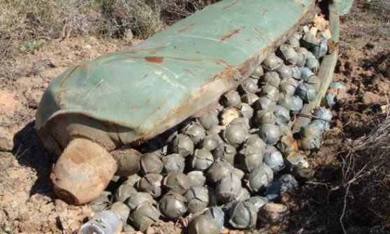 Redazione di Operai Contro, La tregua ad Aleppo non è servita a niente. I civili sono sempre imbottigliati sotto i bombardamenti. I bambini e i civili continuano ad essere massacrati dalle bombe. In un mese 136 bambini sono stati  uccisi e 387 gravemente feriti. I Russi e Assad ora bombardano con le bombe a grappolo. I crociati USA hanno gia utilizzato tutti i tipi di bombe sulle città irakene ora si preparano alla strage di Mosul Un lettore Sono ripresi gli scontri ad Aleppo, dove oggi, alle 18 ora italiana, è scaduta la tregua unilaterale siro-russa ad Aleppo: pesanti […]