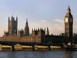 Caro Operai Contro, il governo inglese imporrà alle aziende di non assumere lavoratori stranieri nei primi 28 giorni a partire dal momento di pubblicazione degli annunci di ricerca di personale. Se dopo 28 giorni servirà qualche lavoratore tappabuco, per qualche mansione rimasta scoperta, allora qualche straniero potrà essere assunto. Gli stranieri che nel 2015 hanno trovato lavoro in Inghilterra sono stati 327 mila. Le aziende saranno anche costrette a schedare e passare alle autorità i nominativi (e quindi il numero) dei lavoratori stranieri alle dipendenze, quando andrà in vigore questa nuova legge. Con le nuove norme le possibilità dei […]