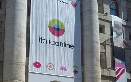 da rassegna.it Settecento lavoratori sono a rischio licenziamento in Italiaonline, la nuova proprietà nata dopo la fusione con Seat Pagine Gialle. È l’allarme che arriva dalla Slc Cgil di Roma e del Lazio. La nuova società prevede una riorganizzazione con pesanti ricadute occupazionali: in bilico è il futuro dei lavoratori e delle loro famiglie. Il 20 giugno, si legge, è stata ratificata la fusione tra Seat Pagine Gialle e Italiaonline. La ex Seat Pagine Gialle “si è portata in dote un tesoretto di circa 120 milioni di euro, frutto anche di accordi sindacali sofferti dove i lavoratori hanno accettato pesanti sacrifici in […]