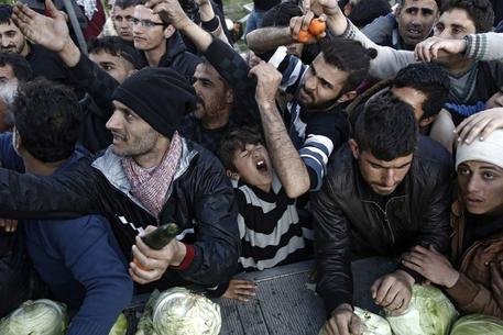 Redazione di Operai Contro, Gli  emigranti hanno attaccato e dato fuoco ad una struttura Ue che gestisce le domande di asilo sull’isola greca di Lesbo. La rabbia è esplosa durante una protesta per i ritardi con cui vengono gestite le domande di asilo. A Lesbo come in Italia le domande di asilo ci vogliono anni perché siano esaminate Ventidue emigranti sono stati arrestati. Un lettore