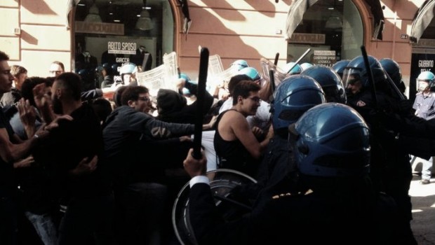 Redazione di Operai Contro, anche a Palermo Renzi è stato accolto a pesci in faccia. Ieri 22 ottobre due manifestazioni di lavoratori, centri sociali e attivisti hanno contestato il suo arrivo e un corteo si è scontrato con la Polizia che proteggeva Renzi. Arrivato anche qui con il suo carico di balle e protervia, sperando di prenderci impunemente per il culo. Renzi ha poi parlato al suo pubblico, quelli che già stanno dalla sua parte. Ovunque Renzi vada, si tira la zappa sui piedi perché contribuisce ad alzare e allungare il muro contro il suo governo e la sua […]