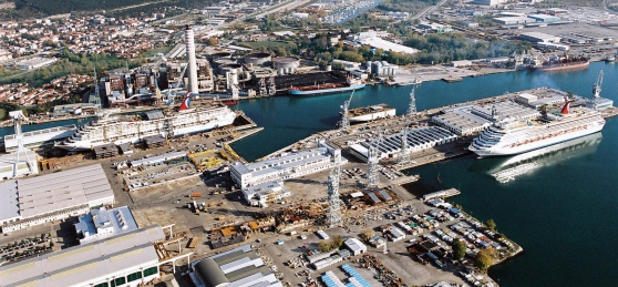 Caro Operai Contro, meglio tardi che mai. Alla Fincantieri di Monfalcone lo sciopero è scattato dopo il 4° licenziamento. 8 ore proclamate dalla sola Fiom, con Fim e Uil che non hanno aderito. Dopo averli lasciati senza lavoro durante il turno di notte, Fincantieri licenzia 3 operai, poi un quarto, accusandoli di “pennichella non autorizzata”. In fabbrica le assemblee «trasversalmente affollate» hanno deciso una prima risposta ai licenziamenti con 8 ore di sciopero, più un’altra ora usata per fare l’assemblea. Gli operai sono decisi a lottare per il rientro dei 4 operai in fabbrica. Mentre Landini sembra puntare di […]