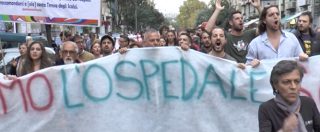 Caro Operai Contro, dopo la chiusura di diversi reparti e del pronto soccorso all’ospedale del rione Sanità a Napoli, una manifestazione di protesta ha bloccato i traffico per alcune ore. Mentre Renzi a parole dice di non tagliare i fondi per la sanità, in pratica continua l’azione demolitoria della sanità pubblica. Saluti da Portici   Ti allego l’articolo del Mattino Manifestazione di protesta nel rione Sanità a Napoli contro il ridimensionamento dell’ospedale San Gennaro dei Poveri. Il corteo guidato da padre Alex Zanotelli ha sfilato per le vie del quartiere fino a bloccare il traffico per un paio d’ore […]