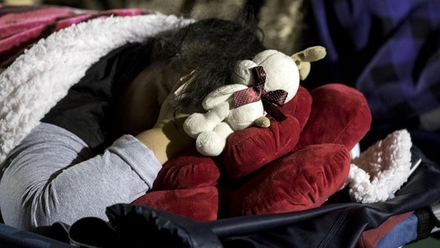 Redazione di Operai Contro, il nuovo terremoto tra marche e umbria, mette ancora una volta in risalto le buffonate del governo. Renzi ha speso tutte le promesse. Casa Italia è ancora una Fantasia. Errani non ha ricostruito niente. Renzi deve ricorrere agli slogan: ” “Il terremoto ci sta mettendo a dura prova, ma l’Italia c’è, non lascia soli i cittadini, siamo più forti e ce la faremo”. Il problema però è che in tutta l’area del sisma ci sono tantissimi edifici inagibili, e non sarà facile trovare una sistemazione adeguata e di lunga durata per così tante persone.” Dopo le […]