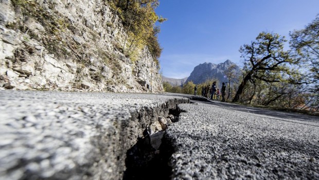 Redazione  di Operai Contro Nuova scossa in Umbria. Renzi ha affermato che:”Siamo più forti del terremoto”. Intanto il progetto di Renzi “Casa Italia”  è ancora una fantasia. Un Aquilano Cronaca ANSA La terra trem ancora. Scossa di magnitudo 6.5 in Umbria, epicentro tra Norcia, Preci e Castel Sant’Angelo sul Nera. Il terremoto è stato a 10 chilometri di profondità. La scossa è stata avvertita fortissima in tutto il centro Italia ma anche lungo ttutto lo stivale, da Bolzano alla Puglia. ‘E’ crollato tutto, vedo colonne di fumo, e’ un disastro, in disastro!”. Lo dice il sindaco di Ussita, uno […]