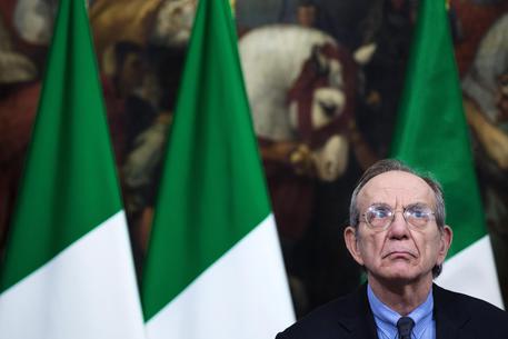 Redazione di Operai Contro, Padoan il mostro dei padroni italiani è incazzato. Così parlo Padoan: ” “Abbiamo cominciato nel 2014 con il bonus Irpef,  abbiamo continuato con l’abbattimento dell’Irap sul costo del lavoro, abbiamo proseguito con la Tasi sulla prima casa e quest’anno c’è l’abbattimento dell’Ires, che porta la tassazione italiana per le imprese a livelli più bassi di Francia e Germania, a livello significativo”. Il taglio delle tasse, osserva ancora il ministro, “è molto importante ma non è la sola misura che basta, infatti nella manovra affianchiamo al taglio delle tasse, misure di sostegno agli investimenti, alla produttività […]