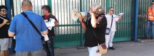 Due giorni dopo la sentenza della Corte di Appello di Napoli, che li ha reintegrati al lavoro con una clamorosa decisione dei giudici, sono tornati sul “luogo del delitto” i 5 operai licenziati dalla Fiat di Pomigliano nel 2014 per aver manifestato contro i suicidi di due loro colleghi, inscenando il finto suicidio di un fantoccio raffigurante Sergio Marchionne. Oggi Mimmo Mignano, Antonio Montella, Marco Cusano, Roberto Fabbricatore e Massimo Napolitano si sono presentati, megafoni in pugno, davanti ai cancelli della fabbrica produttrice della Panda rivendicando il loro diritto a tornare a lavorare nello stabilimento, dopo due anni di […]