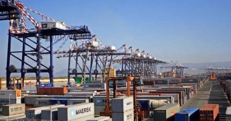 Caro Operai Contro, l’azienda conferma 442 esuberi tra i portuali di Gioia Tauro. La risposta del sindacato è arrendevole. Invece di opporsi alla mobilità, chiede ”di ridurre la cifra puntando sulla internalizzazione di alcuni servizi oggi sono esternalizzati”. Se anche l’azienda ascoltasse il sindacato, gli esuberi sarebbero comunque una parte degli stessi portuali e una parte di operai legati alle esternalizzazione. Il sindacalismo col paraocchi non vede oltre. Non cerca di coinvolgere altri porti e la navigazione marittima. Non chiama alla solidarietà oltre i confini del porto. Con questo sindacalismo andremo di male in peggio. Un sindacalismo di classe […]