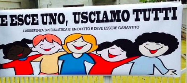 Redazione di Operai Contro, i disabili sono sempre stati tartassati da tutti i governi. Ora Renzi ha deciso di impedire la loro partecipazione a scuola. Un ragazo disabile è costretto ad andare via 2 ore prima dalla scuola ” montessori” di Viale Adriatico a Roma perché non ha l’insegnante di sostegno. I genitori e gli altri alunni hanno deciso di essere solidali con il ragazzo disabile E’ ora di mandare a casa Renzi Un genitore dal fatto quotidiano Se Cristiano deve uscire due ore prima da scuola perché non ha l’assistenza allora usciamo tutti. Detto fatto. Oggi la campanella […]
