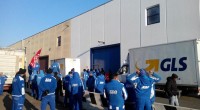 La protesta contro i carichi di lavoro esagerati (fino a 12 ore di fila di impegno lavorativo) e l’esigenza di regolarizzare il rispetto del Contratto nazionale. Dopo quello di ieri dei lavoratori degli appalti SDA, oggi c’è stato lo sciopero  a sorpresa dei corrieri degli appalti GLS: è in corso un presidio di questi lavoratori presso la sede di Campi Bisenzio della GLS, in via Einstein 35. Motivo dell’agitazione: la protesta contro i carichi di lavoro esagerati (fino a 12 ore di fila di impegno lavorativo) e l’esigenza di regolarizzare il rispetto del Contratto nazionale. “Ieri quelli di SDA, oggi quelli di GLS: si rischia una escalation di […]