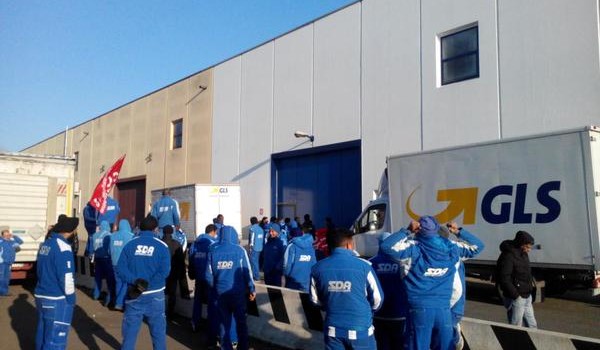 La protesta contro i carichi di lavoro esagerati (fino a 12 ore di fila di impegno lavorativo) e l’esigenza di regolarizzare il rispetto del Contratto nazionale. Dopo quello di ieri dei lavoratori degli appalti SDA, oggi c’è stato lo sciopero  a sorpresa dei corrieri degli appalti GLS: è in corso un presidio di questi lavoratori presso la sede di Campi Bisenzio della GLS, in via Einstein 35. Motivo dell’agitazione: la protesta contro i carichi di lavoro esagerati (fino a 12 ore di fila di impegno lavorativo) e l’esigenza di regolarizzare il rispetto del Contratto nazionale. “Ieri quelli di SDA, oggi quelli di GLS: si rischia una escalation di […]