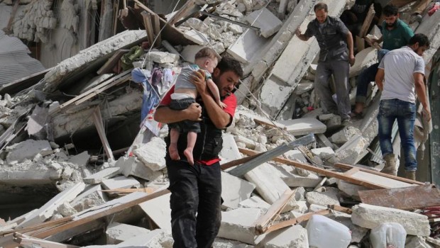 Redazione di Operai Contro, i Crociat USA accusano i crociati Russi,i crociati Russi accusano i crociati USA. Assieme crociati USA e Russi compiono un genocidio di bambini, donne e uomini. Andrea Iacomini, portavoce di Unicef Italia dichiara: «Ad Aleppo non si muore da oggi. È un calvario disumano che dura da 6 anni, dove sono morti bambini innocenti nell’indifferenza mondiale». «Inutile girarci troppo intorno. Le Nazioni Unite hanno smesso di contare i bambini morti in Siria nel 2013, quando erano circa 11 mila. Ora si teme che le vittime minori si siano almeno quintuplicate rispetto ad allora ed anche […]