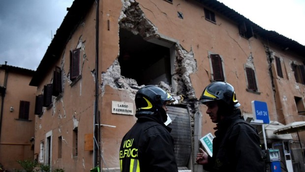 Redazione di Operai Contro, nuove scosse  di terremoto nel centro Italia. La zona interessata è più o meno la stessa della scossa di Agosto. Il terremoto mette in luce i problemi di sicurezza di gran parte delle case e del territorio.La pioggia rende ancvora più difficile gli aiuti alla popolazione. Molti feriti e migliaia gli sfollati. Le frasi ad effetto di Renzi su “casa Italia” si rivelano per quello che erano propaganda del governo dei padroni. Un abitante di Camerino    