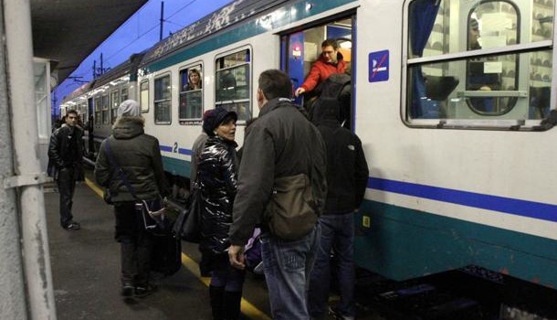 Redazione di Operai Contro, spero che quanto prima sulla linea ferroviaria Torino-Milano, si riesca a formare un comitato pendolari che organizzi la sacrosanta protesta, contro l’assurdità di viaggiare in piedi perché 3 carrozze su 10 sono chiuse. Dobbiamo farci sentire con azioni incisive, tipo occupare i binari, bloccare i treni. Carrozze chiuse per mancanza di personale, dice l’Agenzia della mobilità piemontese, che dal 15 aprile al 30 maggio 2016 ha monitorato la composizione dei treni regionali: il 44% delle 76 corse controllate presentava «un numero di carrozze accessibili inferiore rispetto al numero previsto». L’Agenzia della mobilità è quindi al […]