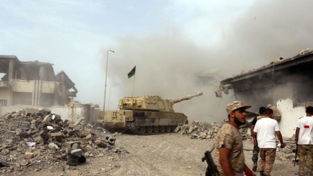 Redazione di Operai Contro, in Libia come in tutte le guerre, si svolgono due guerre. Una è la guerra armata che vede coinvolti mercenari e truppe di diverse paesi. L’altra è la guerra delle menzogne che vede i giornalisti di diversi paesi, pagati molto bene, impegnati in prima fila. – Sirte era stata ” liberata”. una grande menzogna. A Sirte si combatte – Fayez al-Serraj, il fantoccio dell’ONU,  è il pèremier dell’unificazione della Libia. E’ una menzogna. Le truppe che lo difendono sono costituite da mercenari. In prima fila i mercenari dei padroni italiani. Ancora scontri a Tripoli dopo […]