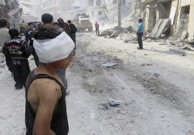 Redazione di Operai Contro, Pesanti e ripetuti bombardamenti del dittatore Siriano e dell’aviazione dei padroni Russi su Aleppo est hanno messo fuori uso tutti gli ospedali da campo e cliniche mobili della zona assediata dalle forze lealiste. Secondo l’Osservatorio nazionale per i diritti umani in Siria (Ondus), nei raid odierni su Aleppo est sono morte almeno 27 civili e negli ultimi cinque giorni di bombardamenti governativi sono oltre 150 in tutto le persone uccise. Le agenzie non forniscono le cifre del massacro dei bombardamenti  USA su Mosul, ma ricordando la precedente guerra in Iraq e l’azione di distruzione di […]