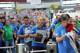 Redazione di Operai Contro, Terribile incidente ieri sera nello stabilimento Fca di Piedimonte San Germano (Cassino). Un operaio è stato investito da un carrello riportando un grave trauma toracico. Immediato l’arrivo sul posto dei sanitari del 118 che dopo aver verificato le condizioni dell’operaio hanno predisposto il trasporto con l’eliambulanza al policlinico Umberto I di Roma. Per lui un codice rosso con un trauma toracico e diverse lesioni sul corpo. Ancora una volta un operaio rischia la vita per colpa del padrone. Il cosi detto “incidente” è accaduto nel fabbricato 10, nel settore lastratura. Alla vigilia di uno dei giorni più “importanti” per lo stabilimento FCA pedemontano.  Oggi ci sarà l’incontro del presidente […]